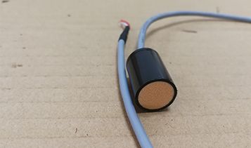 请问我们空气中的换能器的谐振频率偏移是多少？